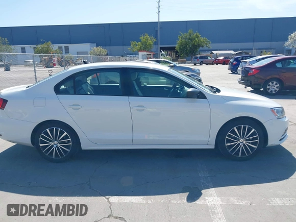2015 Volkswagen Jetta SE z VIN 3VWD17AJ8FM427248, wystawiony jako IAAI lot #41982151 z przebiegiem 56 526 mil mil oraz . Historia ofert i sprzedaży dostępna na DreamBid. Obrazek 13.