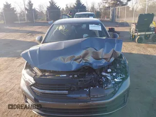 2024 Volkswagen Jetta Sport z VIN 3VWBM7BU6RM027295, wystawiony jako IAAI lot #41889109 z przebiegiem 8 446 mil mil oraz . Historia ofert i sprzedaży dostępna na DreamBid. Obrazek 12.