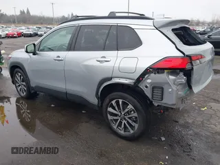 2023 Toyota Corolla Cross XLE z VIN 7MUDAABG0PV077852, wystawiony jako IAAI lot #41313640 z przebiegiem 23 201 mil mil oraz . Historia ofert i sprzedaży dostępna na DreamBid. Obrazek 3.