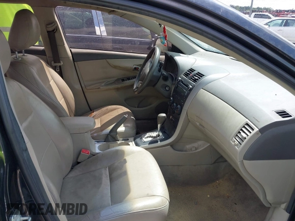2010 Toyota Corolla z VIN 1NXBU4EE1AZ245694, wystawiony jako IAAI lot #41971304 z przebiegiem 216 468 mil mil oraz . Historia ofert i sprzedaży dostępna na DreamBid. Obrazek 5.