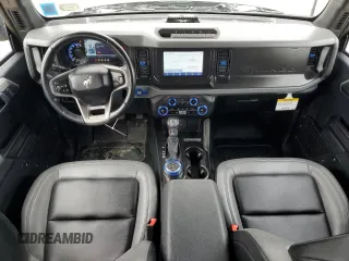2023 Ford Bronco z VIN 1FMDE5DHXPLC10349, wystawiony jako Copart lot #53951735 z przebiegiem 8 931 mil mil oraz Szkoda całkowita • Salvage title. Historia ofert i sprzedaży dostępna na DreamBid. Obrazek 8.