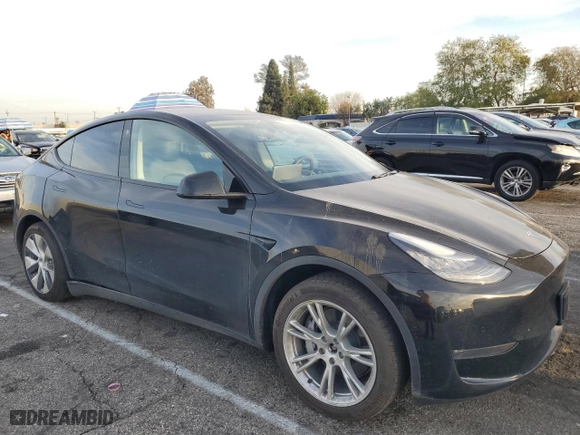 2021 Tesla Model Y Long Range with VIN 5YJYGDEE5MF067565, listed as a Copart auction lot 45970585 with 14,684 mi miles and Salvage Title. Bid and sale history available at carsss.com. Image 4.