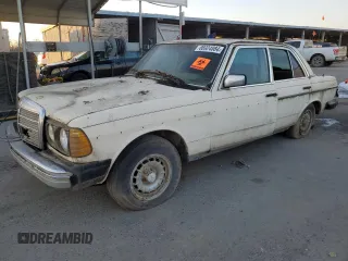 1982 Mercedes-Benz 300 D with VIN WDBAB33A8CB003398, listed as a Copart auction lot 86924884 with 364,402 mi miles and Clean Title. Bid and sale history available at DreamBid. Image 1.