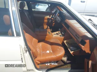 1985 Maserati Quattroporte z VIN ZAMBC1103FA305124, wystawiony jako IAAI lot #42164927 z przebiegiem 117 000 mil mil oraz . Historia ofert i sprzedaży dostępna na DreamBid. Obrazek 5.