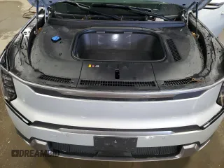 2024 Kia EV9 Wind z VIN KNDAFFS58R6018738, wystawiony jako Copart lot #47033525 z przebiegiem 18 434 mil mil oraz Szkoda całkowita • Salvage title. Historia ofert i sprzedaży dostępna na DreamBid. Obrazek 13.