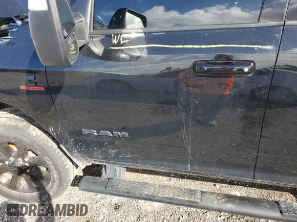 2024 Ram 2500 Laramie z VIN 3C6UR5NL5RG125812, wystawiony jako Copart lot #77317614 z przebiegiem Nie podano mil oraz Nie do naprawy • Non repairable. Historia ofert i sprzedaży dostępna na DreamBid. Obrazek 12.