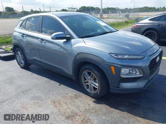 2021 Hyundai Kona SE z VIN KM8K12AA8MU665778, wystawiony jako IAAI lot #42364155 z przebiegiem 63 713 mil mil oraz . Historia ofert i sprzedaży dostępna na DreamBid. Obrazek 1.