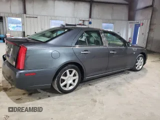 2010 Cadillac STS AWD z VIN 1G6DU6EV5A0113671, wystawiony jako Copart lot #47447395 z przebiegiem 77 062 mil mil oraz Tytuł czysty. Historia ofert i sprzedaży dostępna na DreamBid. Obrazek 3.