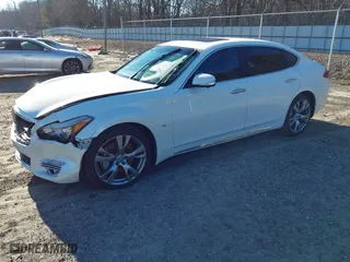 2019 Infiniti Q70L 3.7 LUXE with VIN JN1BY1PP0KM685089, listed as a IAAI auction lot 41277245 with NaN miles. Bid and sale history available at carsss.com. Image 18.