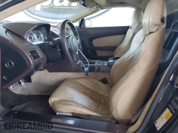 2009 Aston Martin Vantage z VIN SCFBF04CX9GD11858, wystawiony jako Copart lot #53907885 z przebiegiem 87 495 mil mil oraz Szkody całkowita. Historia ofert i sprzedaży dostępna na DreamBid. Obrazek 7.