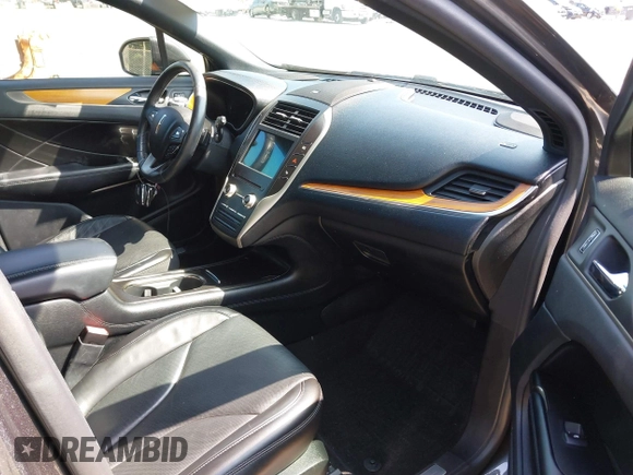 2019 Lincoln MKC Reserve with VIN 5LMTJ3DH8KUL13426, listed as a IAAI auction lot 42565566 with 60,392 mi miles and . Bid and sale history available at DreamBid. Image 5.