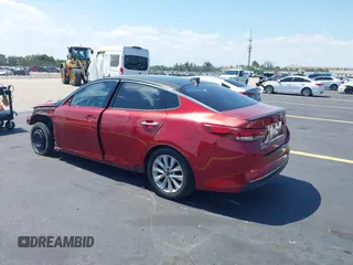 2018 Kia Optima S z VIN 5XXGT4L33JG235933, wystawiony jako IAAI lot #42260202 z przebiegiem 126 833 mil mil oraz . Historia ofert i sprzedaży dostępna na DreamBid. Obrazek 3.