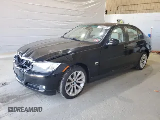 2011 BMW 3 Series 328i xDrive z VIN WBAPK5C55BF123867, wystawiony jako Copart lot #54008675 z przebiegiem 136 222 mil mil oraz Szkoda całkowita • Salvage title. Historia ofert i sprzedaży dostępna na DreamBid. Obrazek 1.