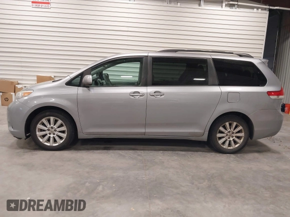 2011 Toyota Sienna XLE z VIN 5TDDK3DC4BS003792, wystawiony jako IAAI lot #41762481 z przebiegiem 201 051 mil mil oraz . Historia ofert i sprzedaży dostępna na DreamBid. Obrazek 14.
