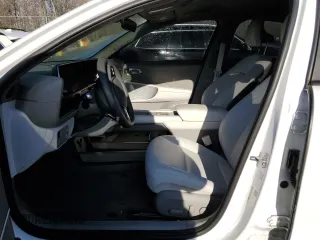 2023 Hyundai Ioniq 6 SEL z VIN KMHM34AA7PA021936, wystawiony jako Copart lot #42296684 z przebiegiem 5962 mil mil oraz . Historia ofert i sprzedaży dostępna na DreamBid. Obrazek 7.