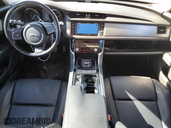 2017 Jaguar XF 35t Premium z VIN SAJBD4BV1HCY38563, wystawiony jako Copart lot #85633734 z przebiegiem 83 585 mil mil oraz Szkoda całkowita • Salvage title. Historia ofert i sprzedaży dostępna na DreamBid. Obrazek 8.