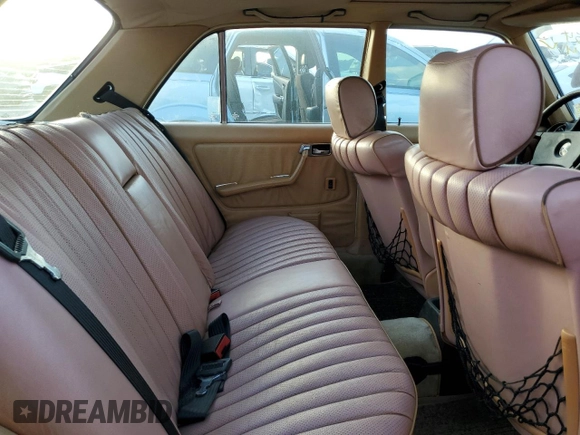 1983 Mercedes-Benz 300 D z VIN WDBAB33A8DB025998, wystawiony jako Copart lot #79548214 z przebiegiem 232 276 mil mil oraz Czysty tytuł • Clean title. Historia ofert i sprzedaży dostępna na DreamBid. Obrazek 10.