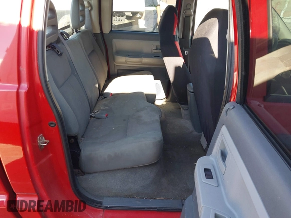 2005 Dodge Dakota SLT z VIN 1D7HE48K85S297456, wystawiony jako IAAI lot #41813718 z przebiegiem 192 229 mil mil oraz . Historia ofert i sprzedaży dostępna na DreamBid. Obrazek 8.