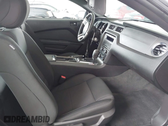 2014 Ford Mustang V6 z VIN 1ZVBP8AM5E5304212, wystawiony jako IAAI lot #42349481 z przebiegiem 18 478 mil mil oraz . Historia ofert i sprzedaży dostępna na DreamBid. Obrazek 5.