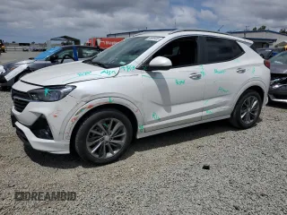 2023 Buick Encore GX Select z VIN KL4MMDSL1PB001803, wystawiony jako Copart lot #56689455 z przebiegiem 35 214 mil mil oraz Szkoda całkowita • Salvage title. Historia ofert i sprzedaży dostępna na DreamBid. Obrazek 1.