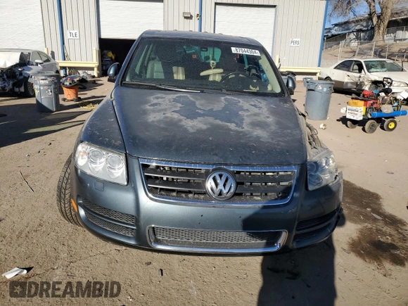 2004 Volkswagen Touareg z VIN WVGEM77L64D051760, wystawiony jako Copart lot #87044304 z przebiegiem Nie podano mil oraz Szkoda całkowita • Salvage title. Historia ofert i sprzedaży dostępna na DreamBid. Obrazek 5.