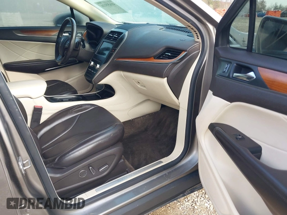 2016 Lincoln MKC Reserve with VIN 5LMCJ3D97GUJ31720, listed as a IAAI auction lot 41655116 with Not provided miles and . Bid and sale history available at DreamBid. Image 5.