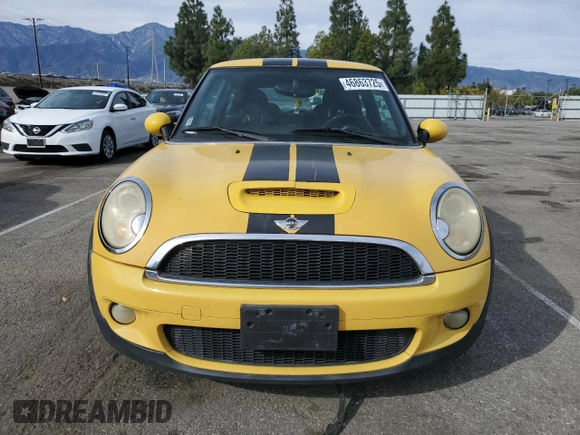 2009 MINI Hardtop S with VIN WMWMF73599TW87679, listed as a Copart auction lot 46863725 with 102,976 mi miles and Salvage title. Bid and sale history available at DreamBid. Image 5.