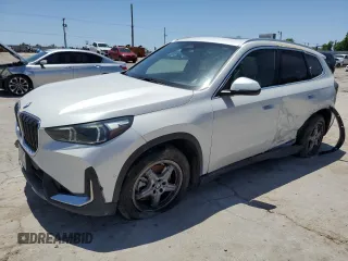 2023 BMW X1 xDrive28i z VIN WBX73EF02P5X44791, wystawiony jako Copart lot #57579055 z przebiegiem 22 182 mil mil oraz Szkoda całkowita • Salvage title. Historia ofert i sprzedaży dostępna na DreamBid. Obrazek 1.