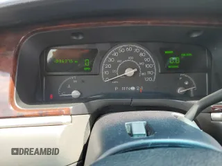 2004 Lincoln Town Car Executive z VIN 1L1FM81W54Y674245, wystawiony jako Copart lot #59638315 z przebiegiem 183 637 mil mil oraz Czysty tytuł • Clean title. Historia ofert i sprzedaży dostępna na DreamBid. Obrazek 9.