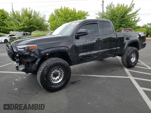 2022 Toyota Tacoma SR z VIN 3TYRZ5CN1NT016153, wystawiony jako Copart lot #56624785 z przebiegiem 88 633 mil mil oraz Czysty tytuł • Clean title. Historia ofert i sprzedaży dostępna na DreamBid. Obrazek 1.