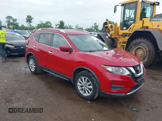 2017 Nissan Rogue SV z VIN JN8AT2MV7HW264830, wystawiony jako IAAI lot #42297340 z przebiegiem 87 227 mil mil oraz . Historia ofert i sprzedaży dostępna na DreamBid. Obrazek 1.