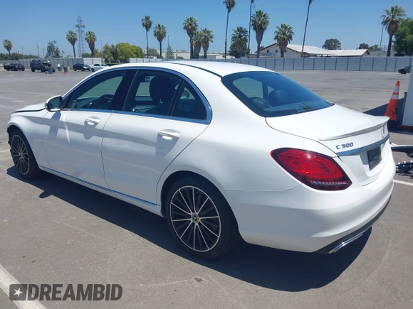 2019 Mercedes-Benz C 300 z VIN 55SWF8DB9KU309634, wystawiony jako IAAI lot #42494440 z przebiegiem 17 129 mil mil oraz . Historia ofert i sprzedaży dostępna na DreamBid. Obrazek 3.