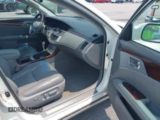 2008 Toyota Avalon XL z VIN 4T1BK36B68U304964, wystawiony jako IAAI lot #42381930 z przebiegiem 220 139 mil mil oraz . Historia ofert i sprzedaży dostępna na DreamBid. Obrazek 5.