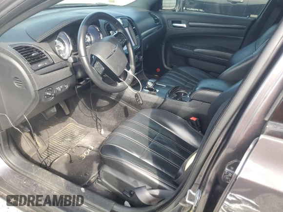 2014 Chrysler 300 S z VIN 2C3CCABGXEH373106, wystawiony jako Copart lot #56178895 z przebiegiem 100 064 mil mil oraz Szkoda całkowita • Salvage title. Historia ofert i sprzedaży dostępna na DreamBid. Obrazek 7.