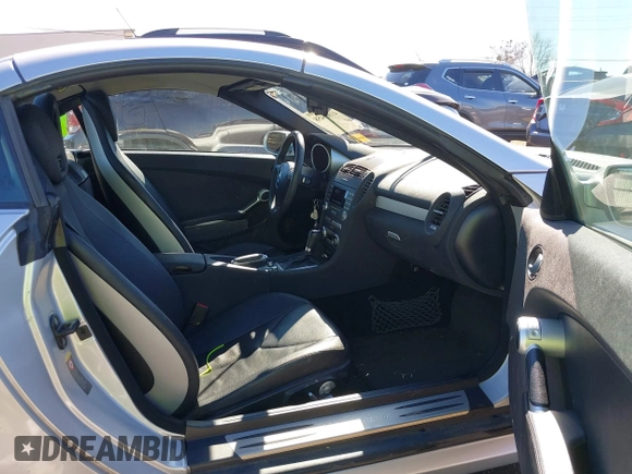 2005 Mercedes-Benz SLK 230/320 z VIN WDBWK56FX5F052512, wystawiony jako IAAI lot #41685458 z przebiegiem 46 186 mil mil oraz . Historia ofert i sprzedaży dostępna na DreamBid. Obrazek 5.