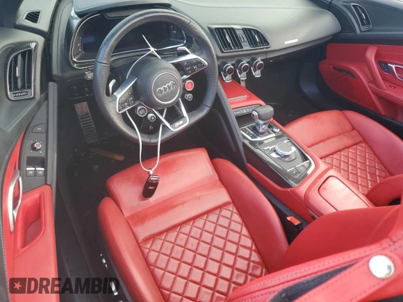 2020 Audi R8 Spyder performance z VIN WUA4BCFX3L7901606, wystawiony jako Copart lot #75199024 z przebiegiem Nie podano mil oraz Nie do naprawy. Historia ofert i sprzedaży dostępna na DreamBid. Obrazek 8.
