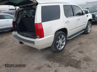 2008 Cadillac Escalade with VIN 1GYEC63878R129078, listed as a IAAI auction lot 41539282 with 162,979 mi miles. Bid and sale history available at carsss.com. Image 4.
