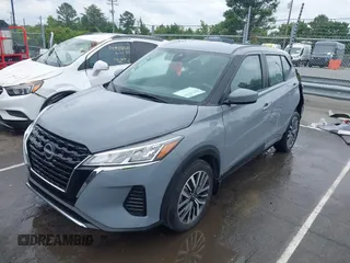 2023 Nissan Kicks SV z VIN 3N1CP5CV0PL509549, wystawiony jako IAAI lot #42314220 z przebiegiem 52 589 mil mil oraz . Historia ofert i sprzedaży dostępna na DreamBid. Obrazek 2.