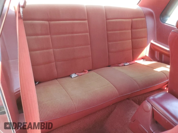 1988 Ford Mustang z VIN 1FABP40A9JF257876, wystawiony jako Copart lot #56777285 z przebiegiem 33 247 mil mil oraz Czysty tytuł • Clean title. Historia ofert i sprzedaży dostępna na DreamBid. Obrazek 10.