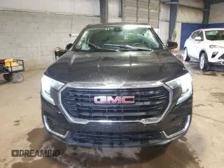 2024 GMC Terrain SLE z VIN 3GKALMEG4RL351328, wystawiony jako Copart lot #65200525 z przebiegiem 33 606 mil mil oraz Czysty tytuł • Clean title. Historia ofert i sprzedaży dostępna na DreamBid. Obrazek 5.