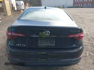 2023 Volkswagen Jetta SE z VIN 3VW7M7BU1PM039129, wystawiony jako IAAI lot #41905547 z przebiegiem 20 188 mil mil oraz . Historia ofert i sprzedaży dostępna na DreamBid. Obrazek 17.
