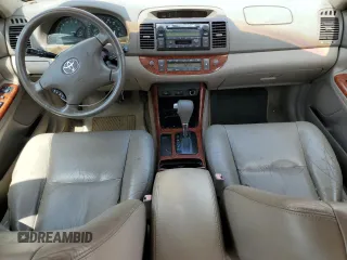 2003 Toyota Camry LE z VIN JTDBF30K530091667, wystawiony jako Copart lot #54576175 z przebiegiem 230 772 mil mil oraz Czysty tytuł • Clean title. Historia ofert i sprzedaży dostępna na DreamBid. Obrazek 8.