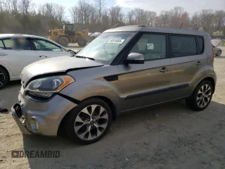 2013 Kia Soul + z VIN KNDJT2A62D7626169, wystawiony jako Copart lot #50915005 z przebiegiem 116 442 mil mil oraz Szkody całkowita. Historia ofert i sprzedaży dostępna na DreamBid. Obrazek 1.