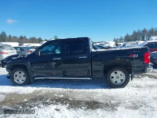 2010 Chevrolet Silverado 1500 LT with VIN 3GCRKSE38AG257341, listed as a IAAI auction lot 41592371 with 136,872 mi miles. Bid and sale history available at carsss.com. Image 14.