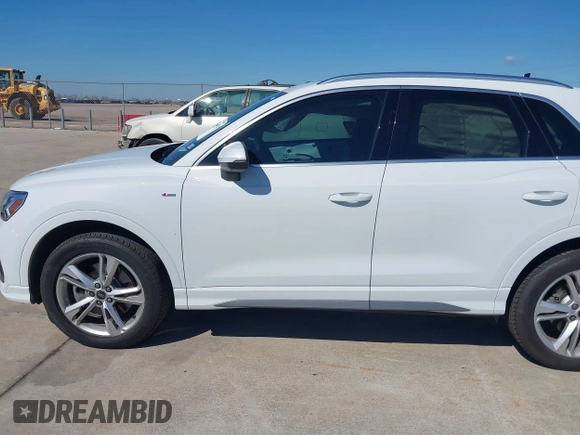 2024 Audi Q3 S line Premium Plus z VIN WA1EECF32R1141891, wystawiony jako IAAI lot #41668111 z przebiegiem 1426 mil mil oraz . Historia ofert i sprzedaży dostępna na DreamBid. Obrazek 14.