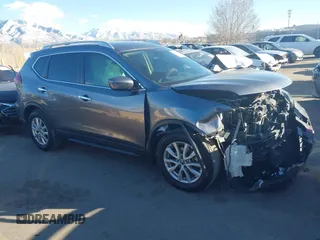 2020 Nissan Rogue SV z VIN KNMAT2MT0LP521582, wystawiony jako IAAI lot #41679439 z przebiegiem 128 541 mil mil oraz . Historia ofert i sprzedaży dostępna na DreamBid. Obrazek 1.