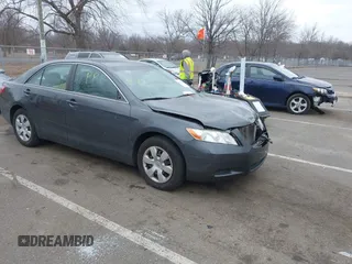 2008 Toyota Camry LE z VIN 4T1BE46K78U751994, wystawiony jako IAAI lot #41712149 z przebiegiem 104 933 mil mil oraz . Historia ofert i sprzedaży dostępna na DreamBid. Obrazek 1.