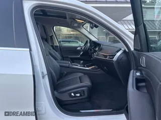 2020 BMW X7 xDrive40i with VIN 5UXCW2C05L9A03397, listed as a IAAI auction lot 41381437 with 141,656 mi miles. Bid and sale history available at carsss.com. Image 5.