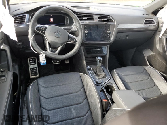 2024 Volkswagen Tiguan SEL R-Line z VIN 3VV4B7AX4RM079457, wystawiony jako Copart lot #54338975 z przebiegiem 10 540 mil mil oraz Szkoda całkowita • Salvage title. Historia ofert i sprzedaży dostępna na DreamBid. Obrazek 8.