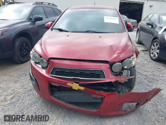 2012 Chevrolet Sonic LT z VIN 1G1JD6SBXC4179292, wystawiony jako IAAI lot #41940825 z przebiegiem 185 150 mil mil oraz . Historia ofert i sprzedaży dostępna na DreamBid. Obrazek 12.